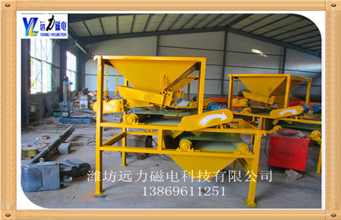 2.關(guān)于干式磁選機(jī)內(nèi)部的雜物和潤滑作用,設(shè)備主要是選鐵工作,要定期的對設(shè)備內(nèi)清理,如果發(fā)現(xiàn)底部有掉落的雜物料,要及時的清理,而且對軸承之間要及時的清楚雜物然后做好潤滑作用,防止對其的損壞. 3.關(guān)于干式磁選機(jī)發(fā)熱的情況,常見發(fā)熱是電機(jī)的發(fā)熱,或者是物料的處理方法不對,如果有此情況要及時的檢查線路問題,看電壓是否穩(wěn)定,線路是否正常,如果有老化要更換,夏天是最容易發(fā)熱的,對設(shè)備要做好避暑工作. 4.干式磁選機(jī)工作時產(chǎn)生強(qiáng)大的磁場,使其中雜鐵會以極快的速度沖擊本體,為保證沖擊力不致對干式磁選機(jī)造成影響,安裝有專利技術(shù)彈性懸吊裝置,用于吸收沖擊能量,遠(yuǎn)力磁電干式磁選機(jī)有效保護(hù)長期穩(wěn)定的工作.